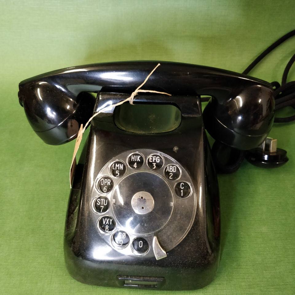 sort-bordtelefon-med-drejeskive-genbrug-retro